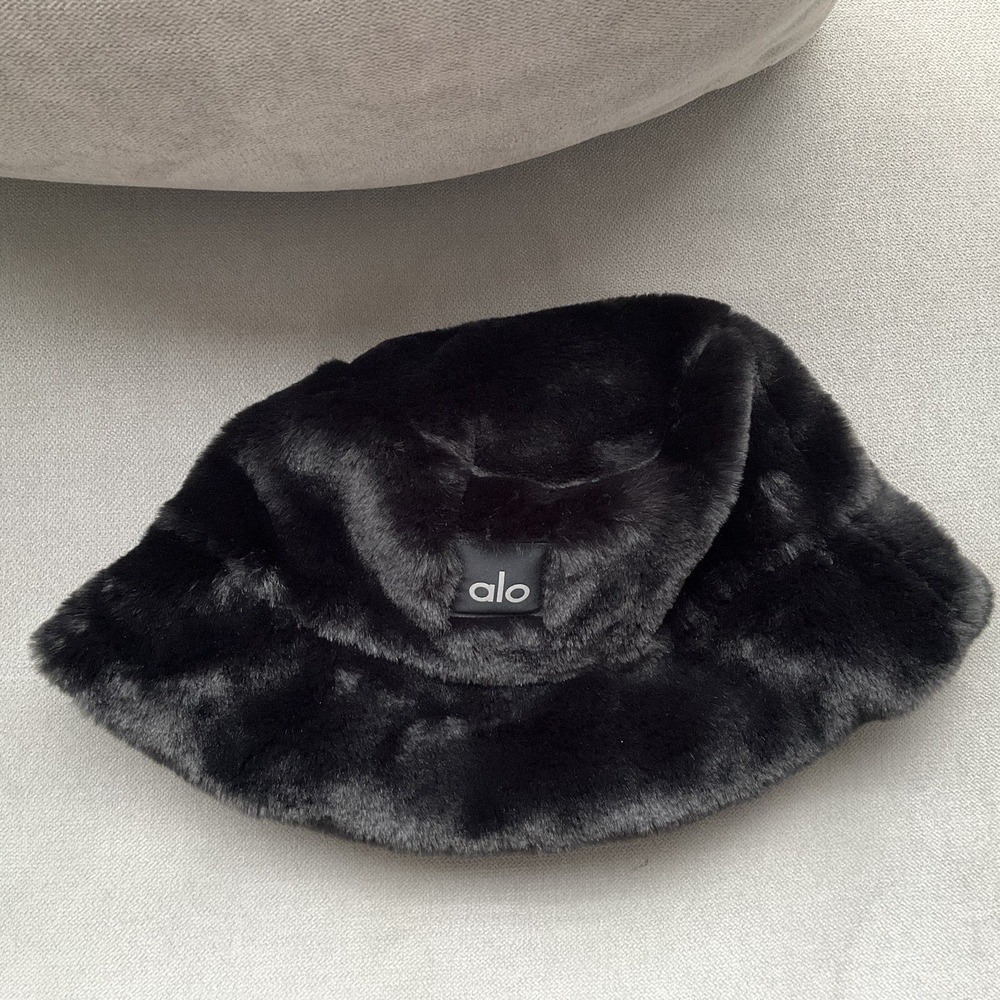 Alo Yoga Faux Fur Bucket Hat Black M/L - Picture 2 of 5